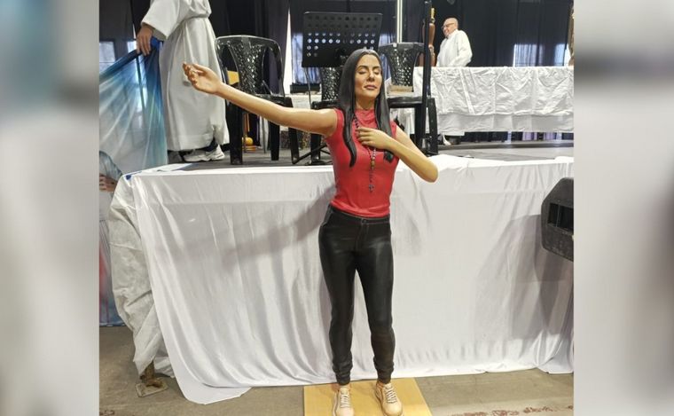 Una escultura de Leda adelante de un altar se exhibió en mayo en la ex Rural