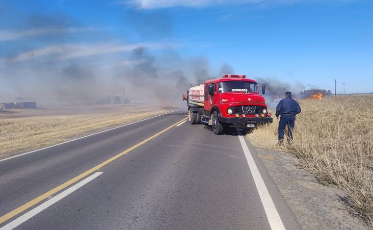 Bomberos trabajan en un incendio entre Oncativo y Manfredi.