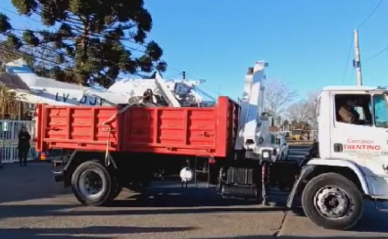 Rosario: así se llevaban los restos de la avioneta que cayó en zona oeste. 