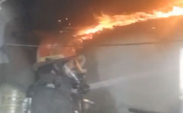 Se incendió una casa en Alto Alberdi: murió un hombre.