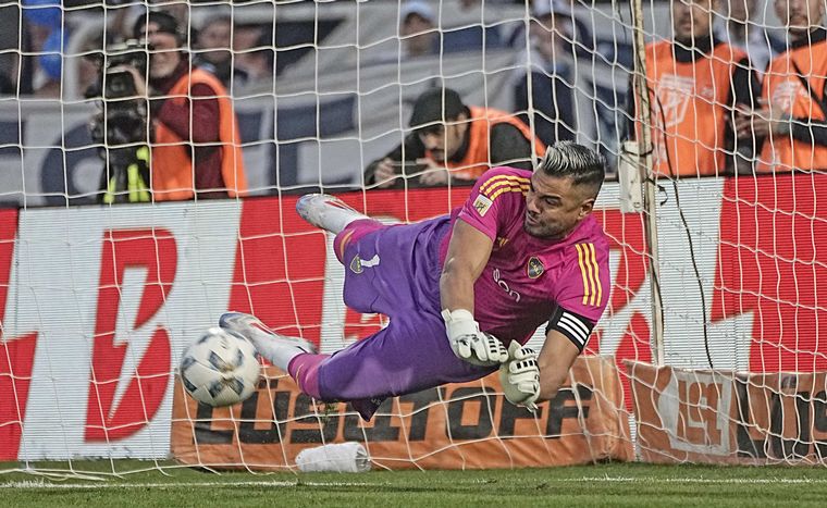 Sergio Romero le atajó el penal a Sebastián Villa