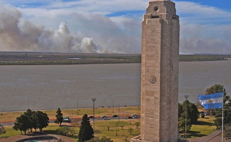 (Archivo). Otra vez humo en Rosario: reportan incendios y contaminación desde islas.