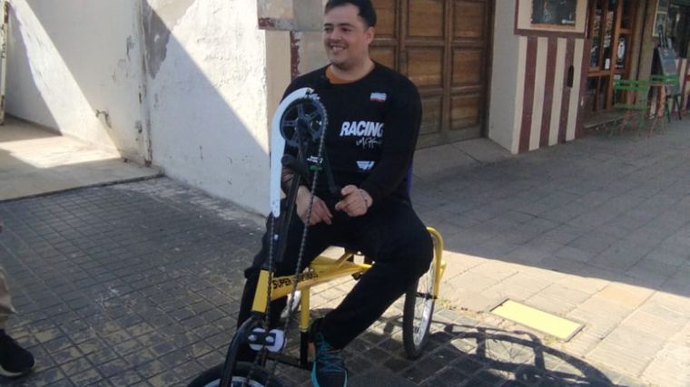 Sufrió una lesión medular y lo sorprendimos con una bici adaptada
