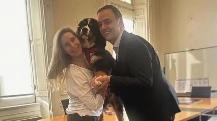 Adorni y Karina Milei presentaron a Thor, un perro que estará en la Casa Rosada