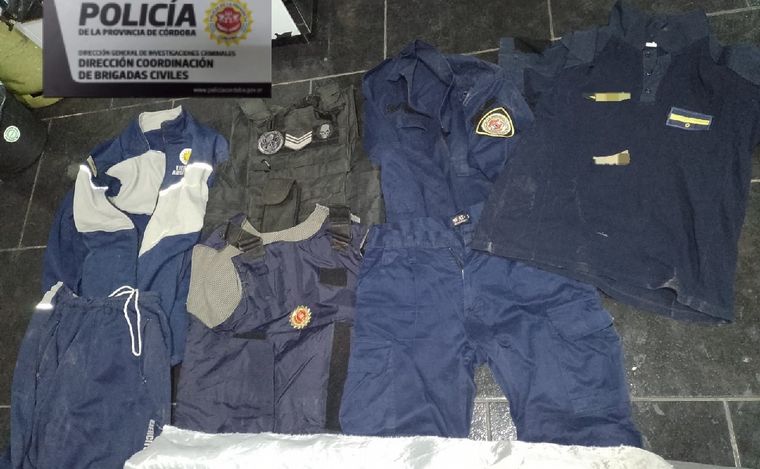 Se secuestraron plantas de marihuana y uniformes policiales. (Policía)