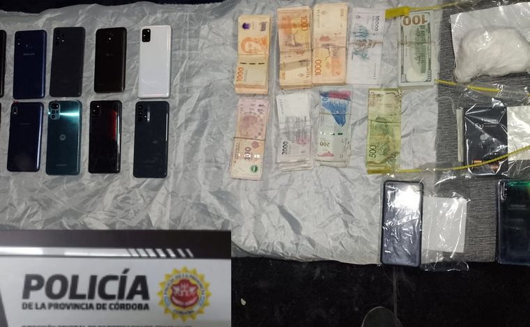 Se secuestraron plantas de marihuana y uniformes policiales. (Policía)