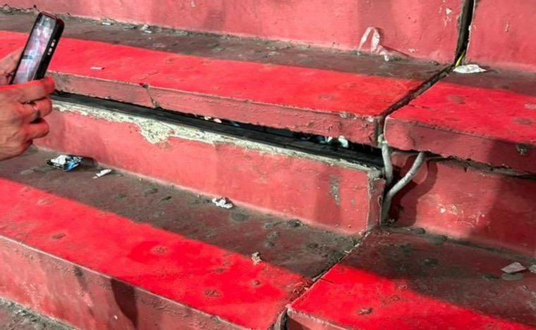 Volvió a desprenderse una parte de la tribuna de la cancha de Independiente. (NA)
