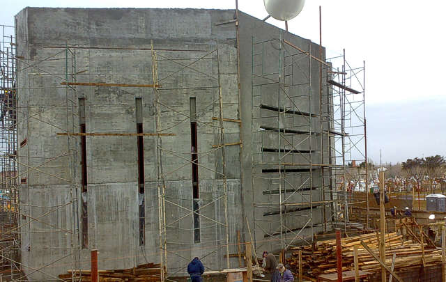 La construcción se erige fastuosa e imponente por encima de las otras tumbas.