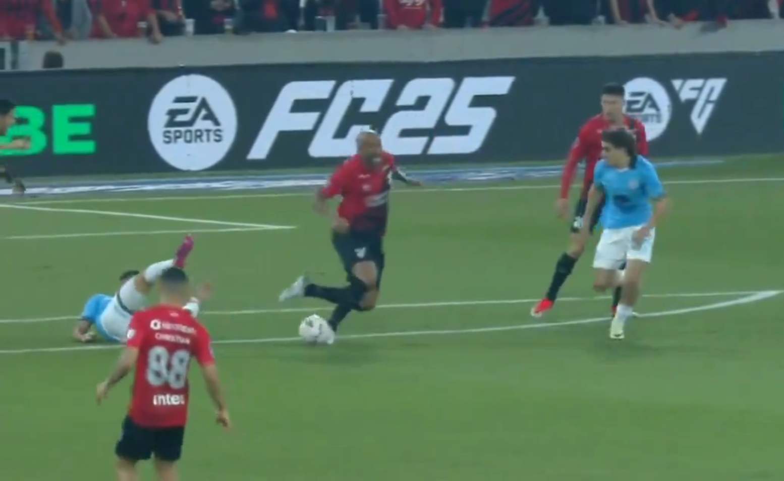 Video: el gol del empate que el VAR anuló a Belgrano y encendió la controversia