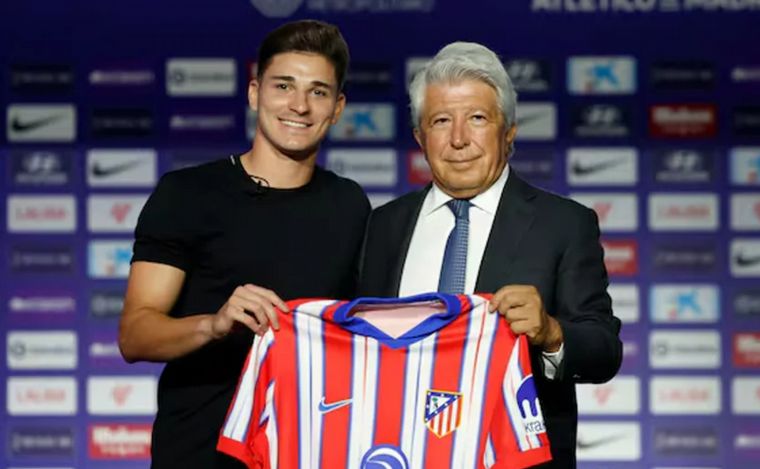 Julián y el presidente del Atlético, Enrique Cerezo (Foto: EFE/ Mariscal / MARISCAL)