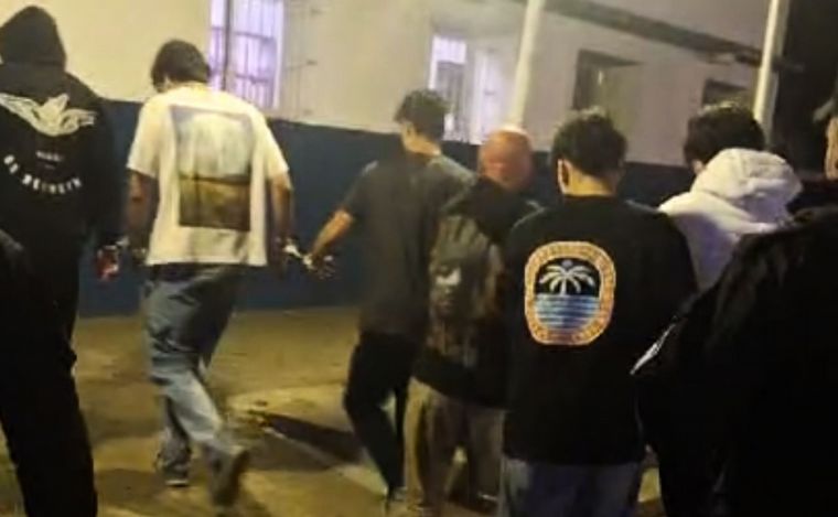 El momento en el que los jóvenes fueron detenidos.