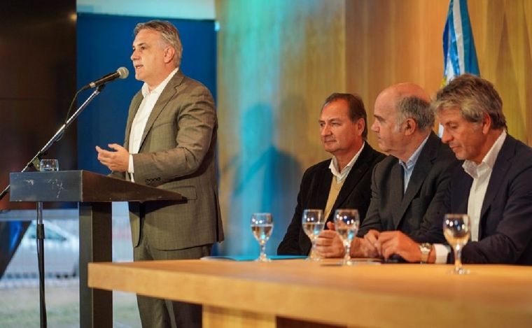 Llaryora, ayer, en El Panal. Sentados: Dellarossa, Iraeta y Pazo. 