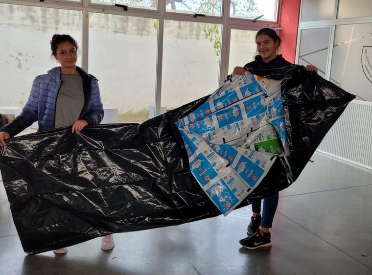 Alumnos de Córdoba hicieron bolsas de dormir para personas en situación de calle