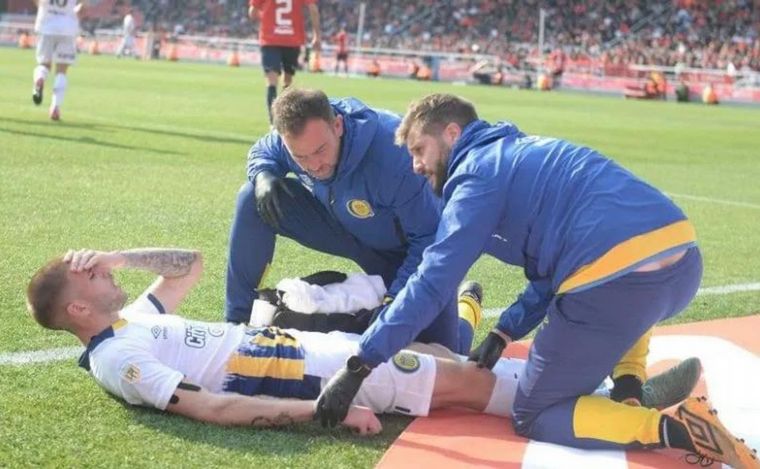 Módica dejó el campo con claros signos de dolor. 