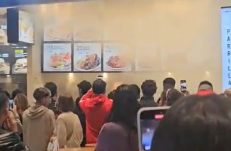 Las llamas se generaron en un local de comida rápida. 