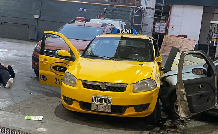 Un auto chocó a un taxi en una estación de servicio. (Foto: Emanuel Manitta/Cadena 3)