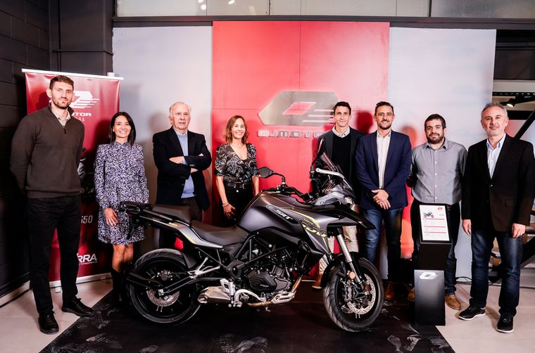 Familia Parra inauguró el concesionario oficial de motos QJ Motor