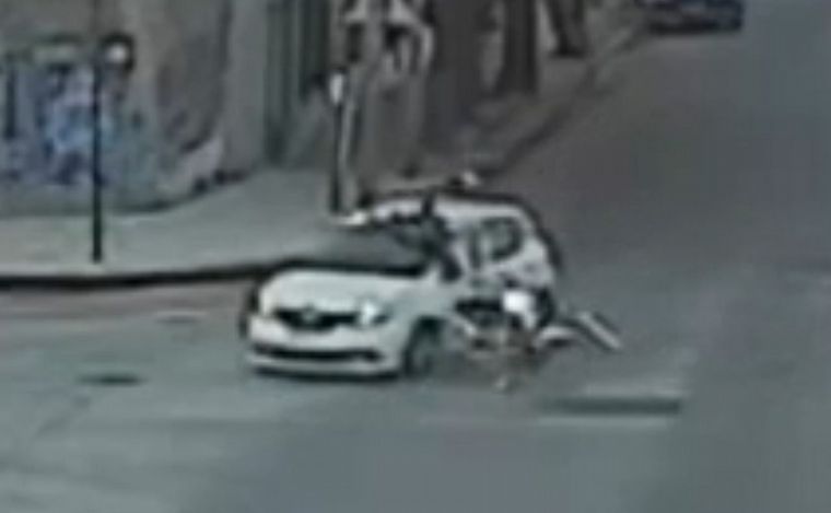 Video: motociclista voló por el aire tras impactar contra un auto