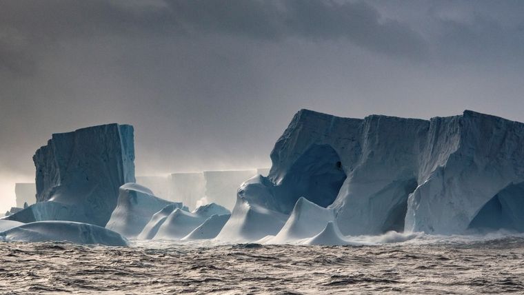 Un colosal iceberg se desplaza por el Océano Atlántico tras 30 años sin moverse