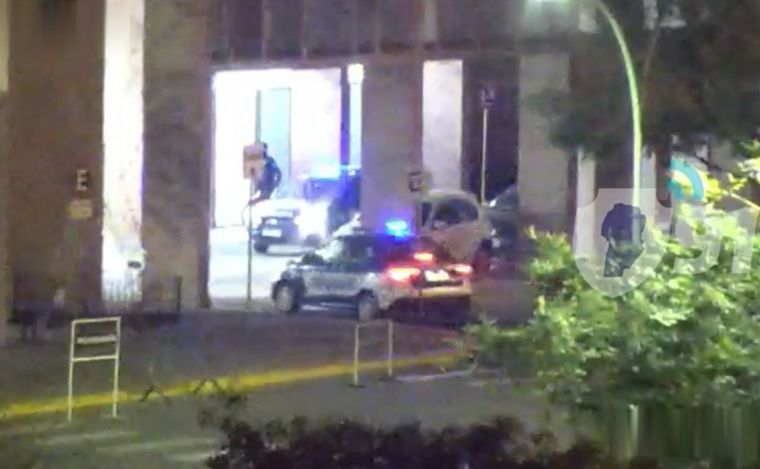 El momento en que la Policía traslada a la beba a un hospital. (Captura de video)