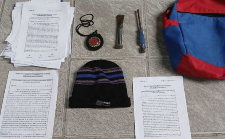 Los elementos secuestrados al falso policía.