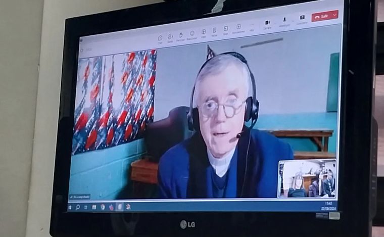 El padre Grassi en la audiencia por Zoom.