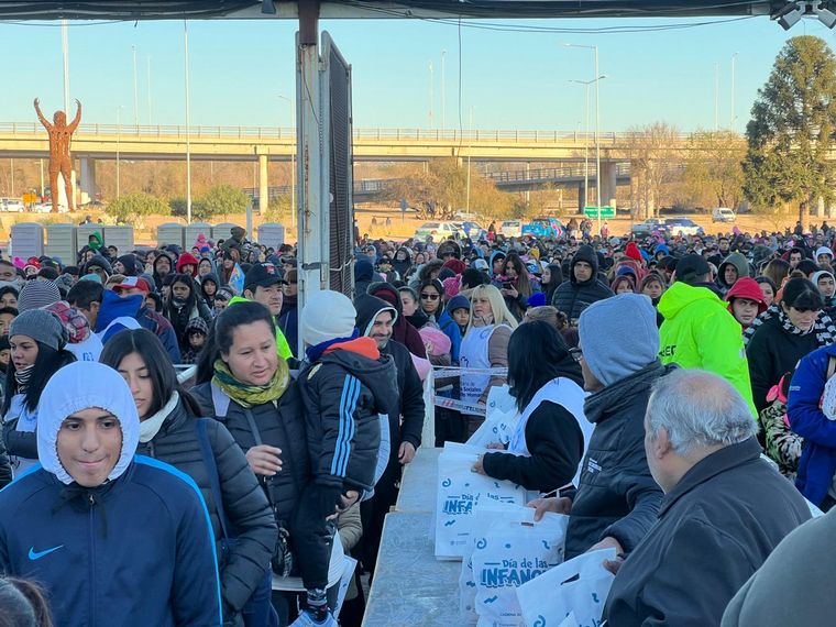 Los primeros niños que llegan al Kempes reciben sus juguetes.