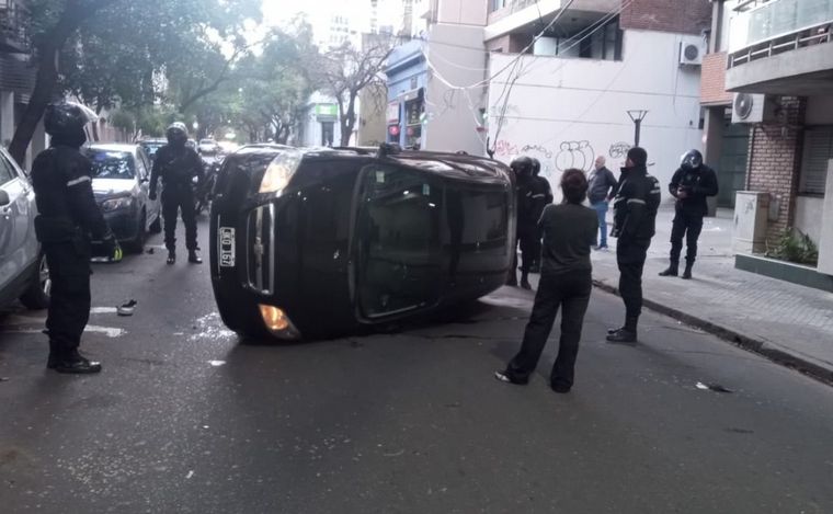 El coche terminó volcado sobre calle Urquiza. 