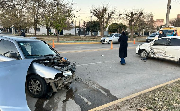 Dos heridos tras un choque en Av. Cruz Roja. (Foto: Lucía González/Cadena 3)