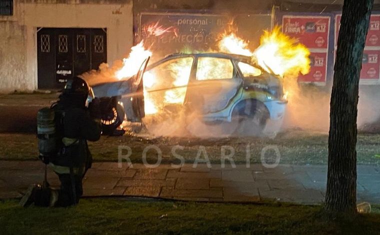 Los bomberos actúan ante el incendio de un auto.