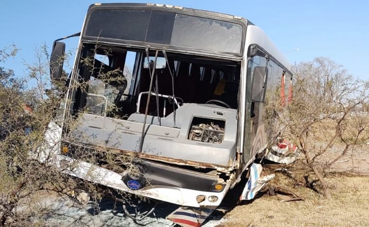 Terrible despiste de un colectivo de Buses LEP en Almafuerte. (Foto: Policía Cba.)
