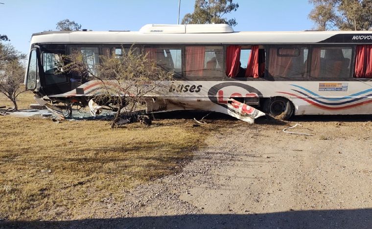 Terrible despiste de un colectivo de Buses LEP en Almafuerte. (Foto: Policía Cba.)
