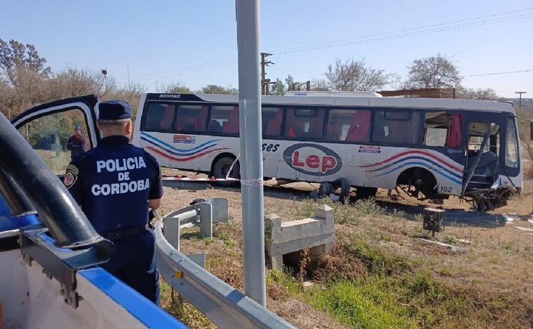 Terrible despiste de un colectivo de Buses LEP en Almafuerte. (Foto: Policía Cba.)