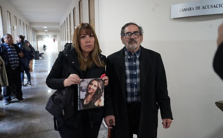 La hermana y el papá de Anahí, en el juicio contra Campos Matos. (Daniel Cáceres/C3)