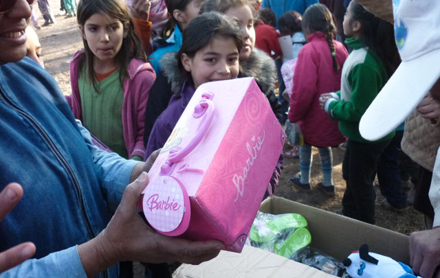 Los chicos disfrutaron de los regalos y las golosinas en el Día del Niño.