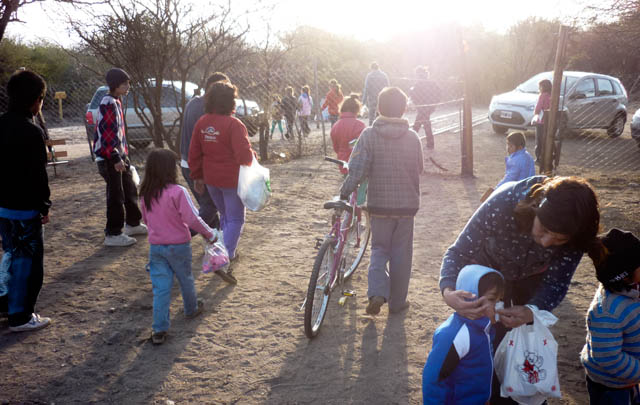 Los chicos disfrutaron de los regalos y las golosinas en el Día del Niño.
