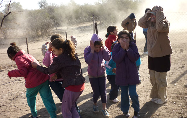 Los chicos disfrutaron de los regalos y las golosinas en el Día del Niño.