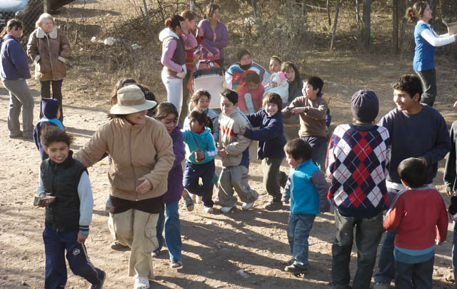 Los chicos disfrutaron de los regalos y las golosinas en el Día del Niño.