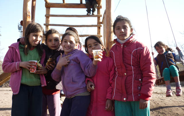 Los chicos disfrutaron de los regalos y las golosinas en el Día del Niño.