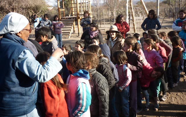 Los chicos disfrutaron de los regalos y las golosinas en el Día del Niño.
