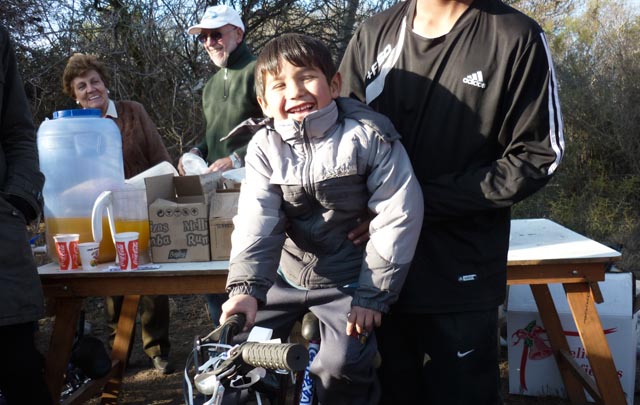 Los chicos disfrutaron de los regalos y las golosinas en el Día del Niño.
