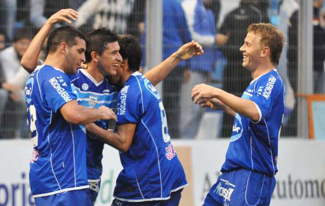 Los jugadores de Rafaela festejan el gol de Walter Serrano.