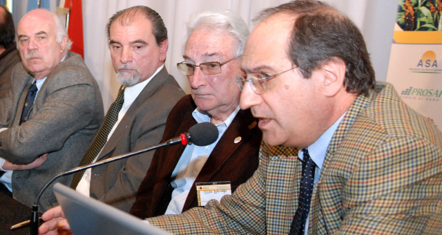 Basso junto a autoridades de Santa Fe y del INTA ayer en Venado Tuerto.