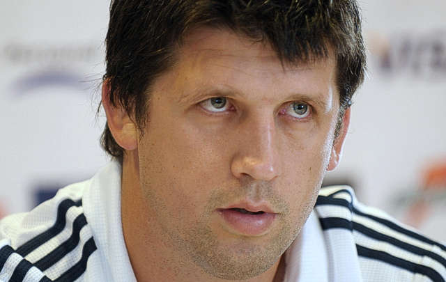 Santiago Phelan dirigió el entrenamiento en la cancha del Caledonian Ground.