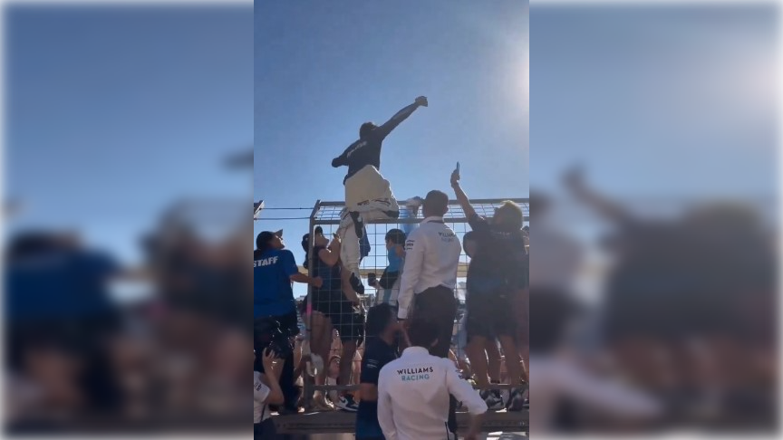 Franco Colapinto subido al alambrado para festejar con los hinchas. 