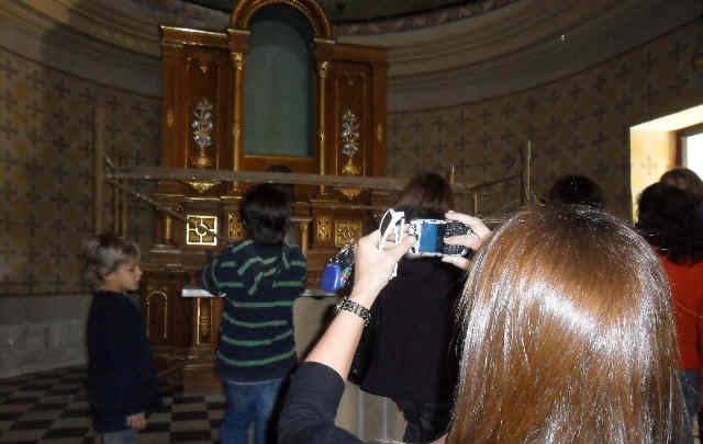 Miles de fieles se agolpan a la Gruta para participar del curioso episodio.