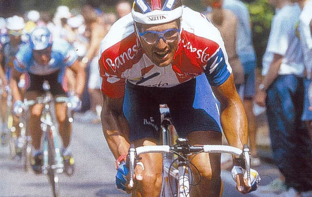 El español MIguel Indurain es el máximo protagonista de la carrera por rutas argentinas.