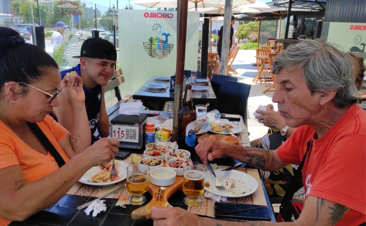 FOTO: El menú incluye especialidades marinas y postres.