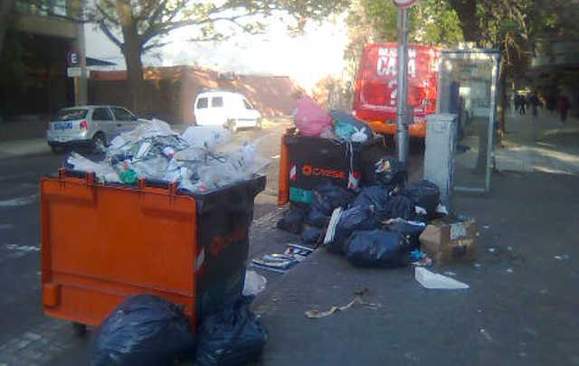 La protesta afectó desde el viernes el servicio de recolección de basura.