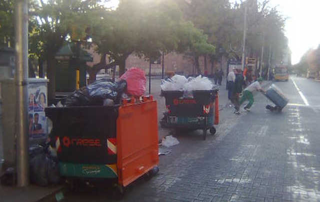 La protesta afectó desde el viernes el servicio de recolección de basura.
